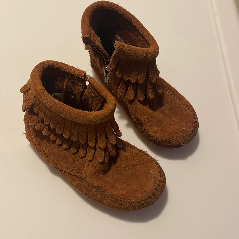 Minnetonka moccasins girls
